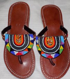 Sandales Artisanales en Cuir - Modèle Massaï à Plastron Perlé